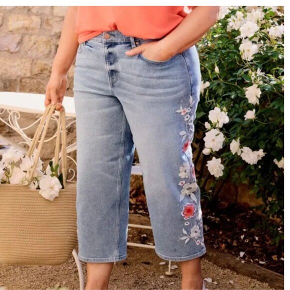 Lane Bryant Signiture Fit Straight Leg Crop Jean Embroidery and Rhinestone Sz 22 - Picture 1 of 13